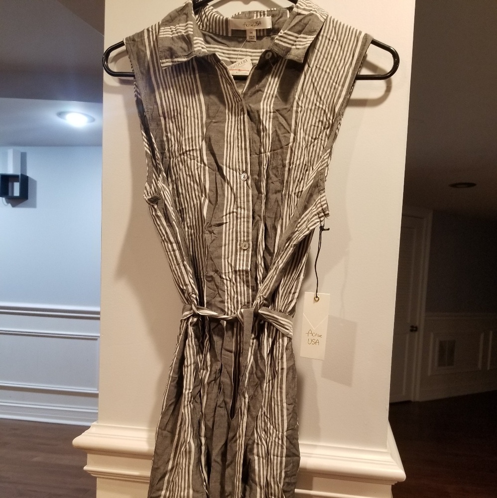 Cute long sleeveless grey and white shirt